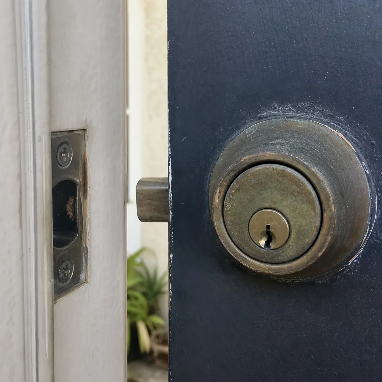Lock before service Worn residential deadbolt before locksmith service